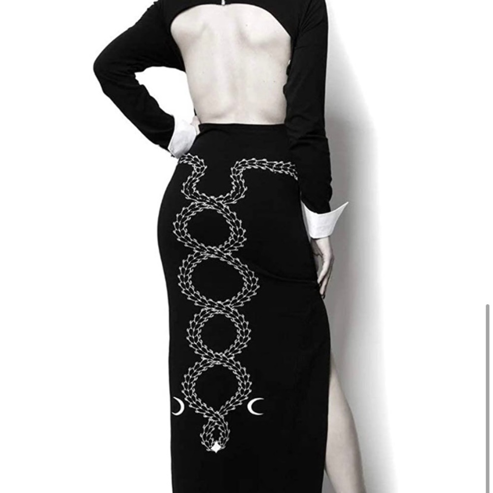 Beautiful long rogue and wolf gothic dress. Has a slit up the leg. Fits XS.